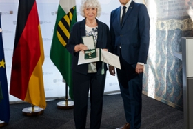 Foto: **Technischer Hinweis: Das Bild ist im Hochformat und wird lediglich in der Vorschau abgeschnitten dargestellt. Bitte nutzen Sie die Downloadfunktion, um das Bild vollständig anzuzeigen.** Ministerpräsident Kretschmer überreicht den Verdienstorden des Freistaates Sachsen an Christa Anger (Pirna).