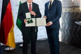 Foto: **Technischer Hinweis: Das Bild ist im Hochformat und wird lediglich in der Vorschau abgeschnitten dargestellt. Bitte nutzen Sie die Downloadfunktion, um das Bild vollständig anzuzeigen.**
Ministerpräsident Kretschmer überreicht den Verdienstorden des Freistaates Sachsen an Prof. Dr. Hans Wiesmeth (Dresden).