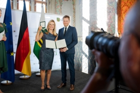 Foto: Ministerpräsident Kretschmer überreicht den Verdienstorden des Freistaates Sachsen an Stefanie Hertel (Schleching/Traunstein).