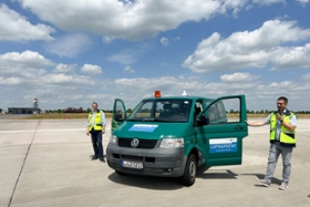Foto: Mitarbeiter der Luftaufsicht der Landesdirektion Sachsen bei der Bodenlärmmessung