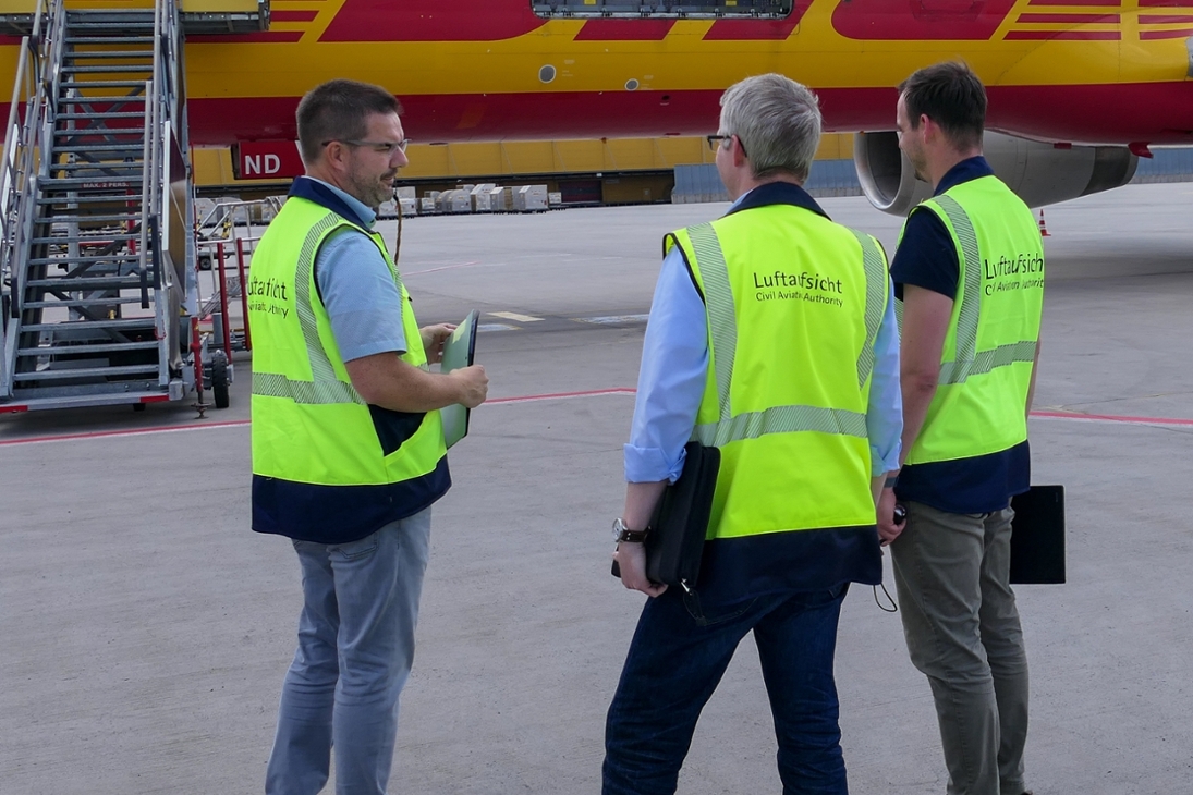 Mitarbeiter der Luftaufsicht der Landesdirektion Sachsen beim Ramp Check