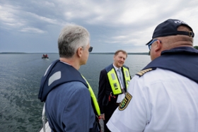 Foto: Sachsens Ministerpräsident Michael Kretschmer unterwegs auf dem Sedlitzer See