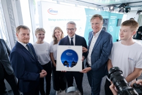 Foto: Ministerpräsident Michael Kretschmer, Bundesminister für Digitales und Staatsmodernisierung Karsten Wildberger sowie der Vorstandvorsitzende der Infineon Technologies AG Jochen Hanebeck eröffnen die Infineon Smart Power Lab in Dresden.