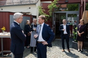 Foto: Ministerpräsident Michael Kretschmer, Bundesminister für Digitales und Staatsmodernisierung Karsten Wildberger sowie der Vorstandsvorsitzende der Infineon Technologies AG Jochen Hanebeck eröffnen die Infineon Smart Power Lab in Dresden.