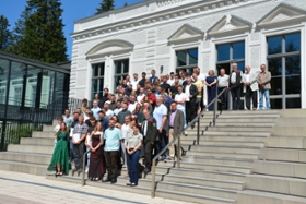 Foto: Gruppenbild zur Zeugnisübergabe der Forstwirtinnen und Forstwirte am Forstlichen Bildungszentrum in Bad Reiboldsgrün