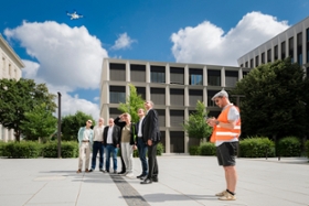 Foto: Vermessungsingenieur Fabian Ettelt von der HTW Dresden startet eine von der HTW Dresden entwickelte Drohne.
V.l.n.r.: Dr. Robert Reiß (LfA), Thomas Reuter (LfA), Markus Strothteicher (LfA), Prof. Stephan Kopf (HTW Dresden), Dr. Regina Smolnik (LfA) Prof. Danilo Schneider (HTW Dresden).