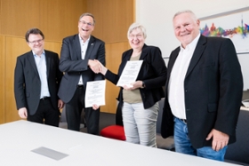 Foto: Vertragsunterzeichnung. V.l.n.r.: Prof. Dr. Stephan Kopf, Dekan der Fakultät Geoinformation HTW Dresden, Prof. Ingo Gestring, Rektor der HTW Dresden, Dr. Regina Smolnik, Landesarchäologin des Freistaates Sachsen, Markus Strothteicher, Kaufmännischer Direktor LfA Sachsen.