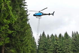 Foto: Hubschrauber bei der Kalkaufnahme