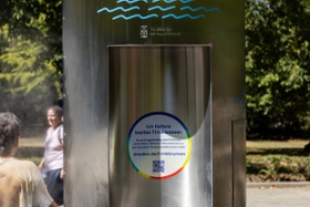 Foto: Mobile Trinkwasserbrunnen mit Vernebelung – Pilotprojekt der Landeshauptstadt Dresden