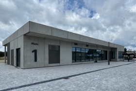Foto: Neben der Wache und der Einlasskontrolle befinden sich dort zentrale technische Anlagen für den gesamten Hochschulstandort, ein kleines Tagungszentrum sowie Räume für den Hausmeisterdienst.