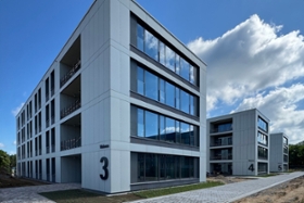 Foto: In den Neubauten entstanden insgesamt 207 Einzelzimmer mit jeweils eigener Nasszelle sowie elf Doppelzimmer, die als Eltern-Kind- oder Gästezimmer genutzt werden können. Die Zimmer sind mit Einbaumöbeln ausgestattet. Zudem gibt es in jedem Gebäude Gemeinschaftsräume mit Küchenzeile und Aufenthaltsbereich auf jeder Etage sowie Wasch- und Trockenräume.