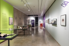 Foto: Blick in die Ausstellung mit Exponaten zur Ortsgeschichte der Landesbibliothek (rechts) und der Saxonica-Sammlung (links)