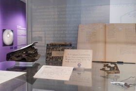 Foto: Erinnerungen an die Zerstörung der Landesbibliothek und von Teilen ihrer Sammlung 1945
