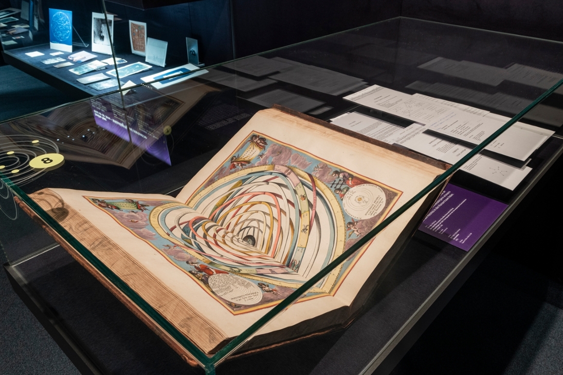 Andreas Cellarius
Harmonia Macrocosmica Seu Atlas Universalis Et Novus, Tafel 3: ›Szenographie der die Erde umgebenden Planetenbahnen‹
Amsterdam 1661
SLUB Dresden, Signatur Astron.54