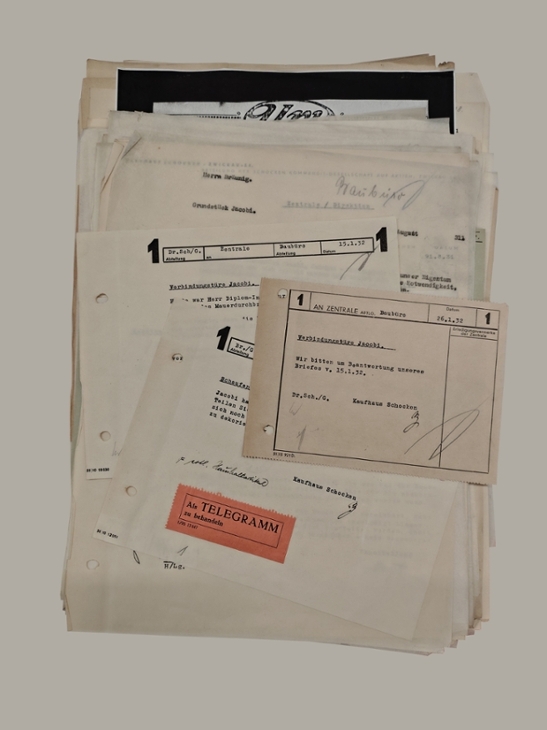 Ein Stapel Akten aus den Jahren 1931/32 des Staatsarchivs Chemnitz