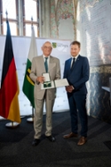 Foto: Ministerpräsident Kretschmer überreicht den Verdienstorden des Freistaates Sachsen an Hartmut Schnorr von Carolsfeld (Köln).