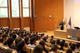 Foto: Rektor Stefan Dörner begrüßt die neuen Studierenden in Bautzen