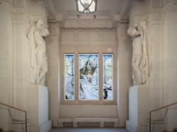Foto: Ständehaus Dresden, Blick in die dreischiffige, monumentale Haupteingangshalle mit Säulen, Atlanten von Richard König und Glasgemälde von Marion Hempel als östlicher Abschluss