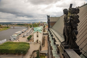 Foto: Blick vom Turm des Ständehaus über die Elblandschaft mit Carolabrücke und Albertbrücke nach Osten