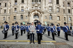 Foto: Am 6. September war es wieder soweit: Bereits zum 21. Mal öffnete die Sächsische Staatsregierung ihre Türen zum »Offenen Regierungsviertel«.

Ministerpräsident Michael Kretschmer mit dem Spielmannszug Oberlichtenau.