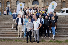 Foto: Am 6. September war es wieder soweit: Bereits zum 21. Mal öffnete die Sächsische Staatsregierung ihre Türen zum »Offenen Regierungsviertel«.


Ministerpräsident Kretschmer mit dem "Team Sport Sachsen".