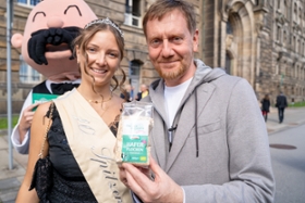 Foto: Ministerpräsident Michael Kretschmer macht gemeinsam mit der Spitzenprinzessin Maxi Schulz beim Offenen Regierungsviertel in Dresden auf die Aktion aufmerksam.