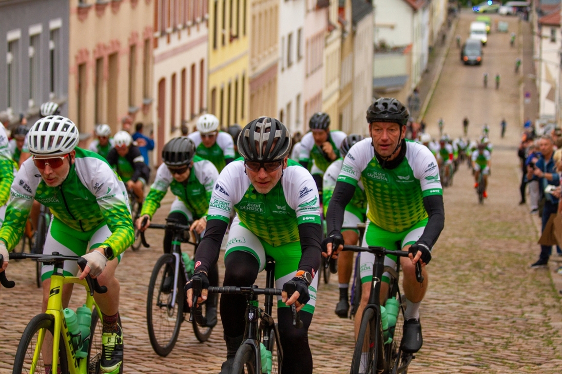 Radfahrer der European Peace Ride besteigen die legendäre Steile Wand von Meerane
