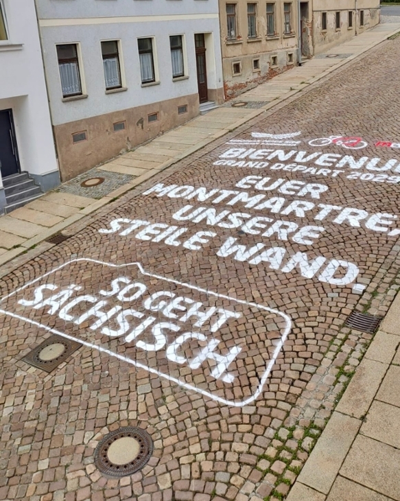 Grafitti-Gruß von »So geht sächsisch.« an Steiler Wand von Meerane