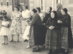 Foto: LDP: Aufnahme mit Frauen in der Hoyerswerdaer Tracht aus Spohla als Zuschauerinnen beim Stoppelreiten, 1960 © Sorbisches Institut Bautzen / Blasius Nawka