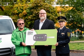 Foto: Inspekteurin der Polizei Sonja Penzel übergibt den symbolischen Fahrzeugschlüssel