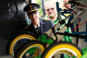 Foto: Inspekteurin der Polizei Sonja Penzel begutachtet die mobile Verkehrsschule