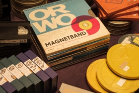 Foto: Analoge audiovisuelle Medien sind besonders gefährdet, da Magnetbänder wie zum Beispiel VHS und Tonbänder nur wenige Jahrzehnte halten. Die digitale Sicherung des Materials ist daher besonders dringend.