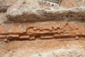 Foto: Gut erhaltene Ziegelmauer des Vorgängerbaus