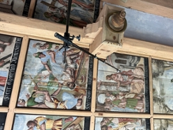 Foto: Klimamessungen an bemalten Holzbalkendecken, hier in der Kirche Leubnitz-Neuostra in Dresden