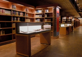 Foto: Die Ausstellung „Von Hans Huckebein bis Conni. Kinder- und Jugendliteratur im Wandel der Zeiten“ ist bis Ende März 2027 in der Galerie am Lesesaal im 2. UG der SLUB Zentralbibliothek zu sehen.