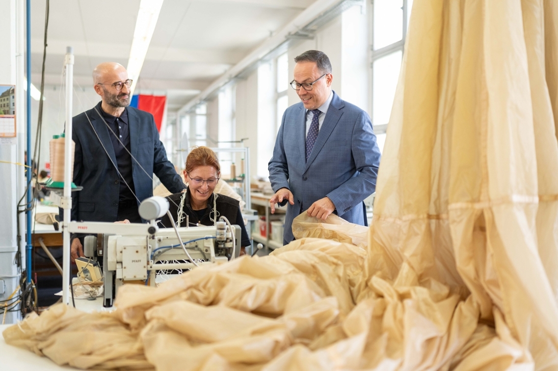 Staatsminister Dirk Panter (rechts) und Geschäftsführer Serdar Kaya (links) in der Produktion von Spekon.
