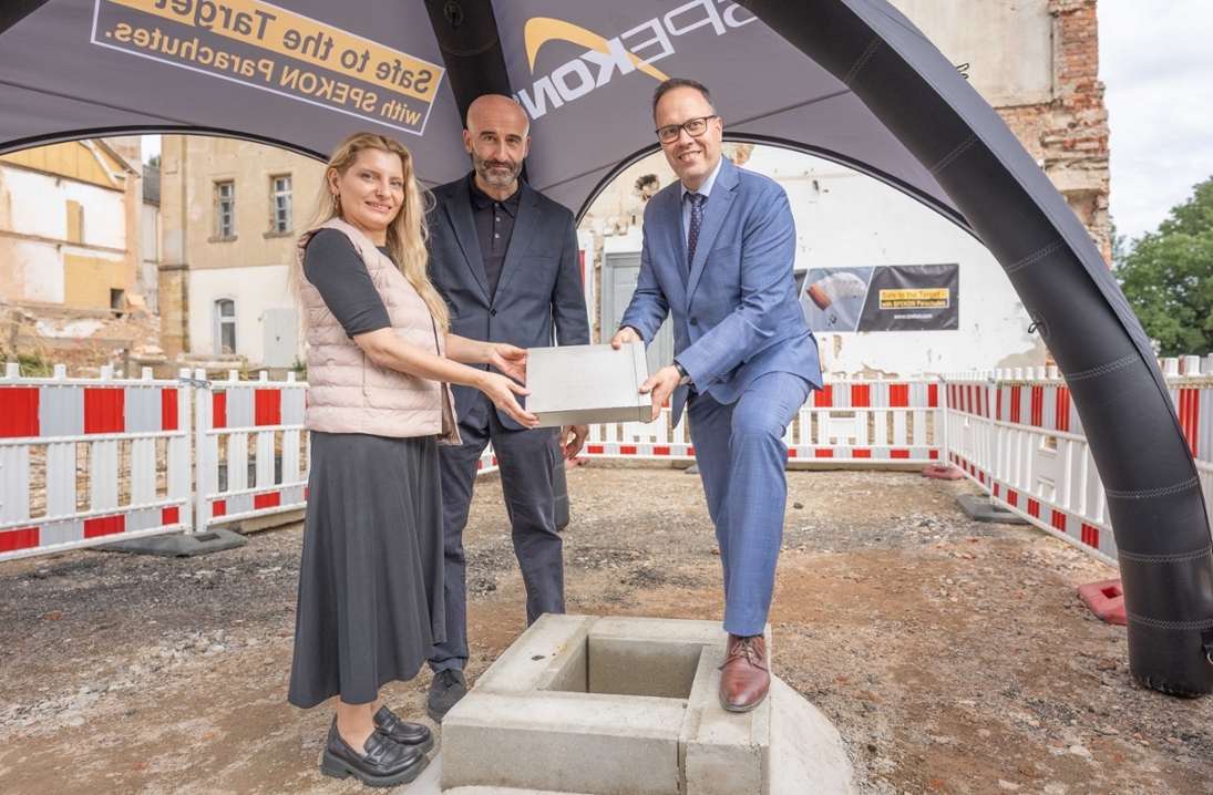 Staatsminister Dirk Panter (rechts) und Geschäftsführer Serdar Kaya (Mitte).