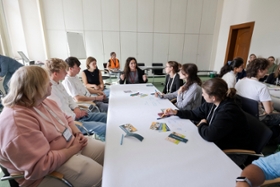 Foto: Die Veranstaltung wird gemeinsam mit dem Landesschülerrat Sachsen und dem Sächsischen Staatsministerium für Kultus durchgeführt und von Aktion Zivilcourage e. V. organisiert. Sie bietet jungen Menschen die Möglichkeit, ihre Fragen, ldeen und Anliegen direkt mit mir sowie weiteren Mitgliedern der Sächsischen Staatsregierung zu diskutieren.
Staatsministerin Prof. Constanze Geiert im Gespräch mit Jugendlichen zum Thema: Zusammenleben und Sicherheit – Wie gelingt ein gutes Miteinander?