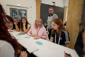Foto: Die Veranstaltung wird gemeinsam mit dem Landesschülerrat Sachsen und dem Sächsischen Staatsministerium für Kultus durchgeführt und von Aktion Zivilcourage e. V. organisiert. Die Jugendzukunftskonferenz bietet jungen Menschen die Möglichkeit, ihre Fragen, ldeen und Anliegen direkt mit mir sowie weiteren Mitgliedern der Sächsischen Staatsregierung zu diskutieren.
Staatsministerin Petra Köpping im Gespräch mit Jugendlichen zum Thema: Mentale Gesundheit im Alltag - Was hilft wirklich?