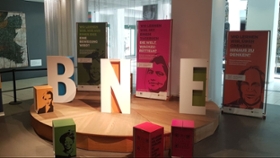 Foto: Die Buchstaben BNE, die für Bildung für nachhaltige Entwicklung stehen, zu sehen auf einem Podium