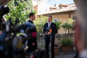 Foto: Pressestatements von Ministerpräsident Kretschmer und Diözesanadministrator Andreas Kutschke im Campo Santo Teutonico auf der Dachterrasse, anschließend erfolgte die Übergabe der wohltätigen Spende für Obdachlose an die Apostolische Almosenverwaltung.