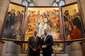 Foto: Bei einem Rundgang über den Campo Santo Teutonico besichtigt der Ministerpräsident mit dem Künstler Michael Triegel das Cranach-Triegel-Altarretabel aus dem Naumburger Dom.