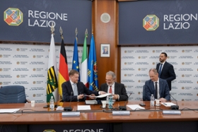 Foto: Unterzeichnung des Memorandum of Understanding zwischen der Region Latium und dem Freistaat Sachsen durch Ministerpräsident Kretschmer und den Präsidenten der Region Latium, Francesco Rocca. Beide Regionen arbeiten insbesondere in den Bereichen Wirtschaft, Denkmalpflege, Justiz, Kunst, Kultur und Tourismus eng zusammen. Die Regionalpartnerschaft besteht seit mittlerweile zehn Jahren.