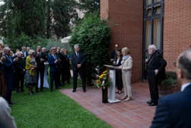 Foto: Staatsministerin Regina Kraushaar spricht ein Grußwort beim Empfang zum Tag der Deutschen Einheit in der Residenz des Botschafters beim Heiligen Stuhl.