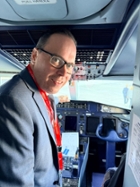 Foto: Wirtschaftsminister Dirk Panter im Cockpit der D328eco