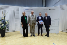 Foto: (v.l.n.r.) Prof. Dr. Samia Härtling, Prof. Dr. Ralf Lunau, Jahrgangsbester des grundständigen Studiengangs "Allgemeine Verwaltung" Lucas Hagendorn und Thomas Rechentin