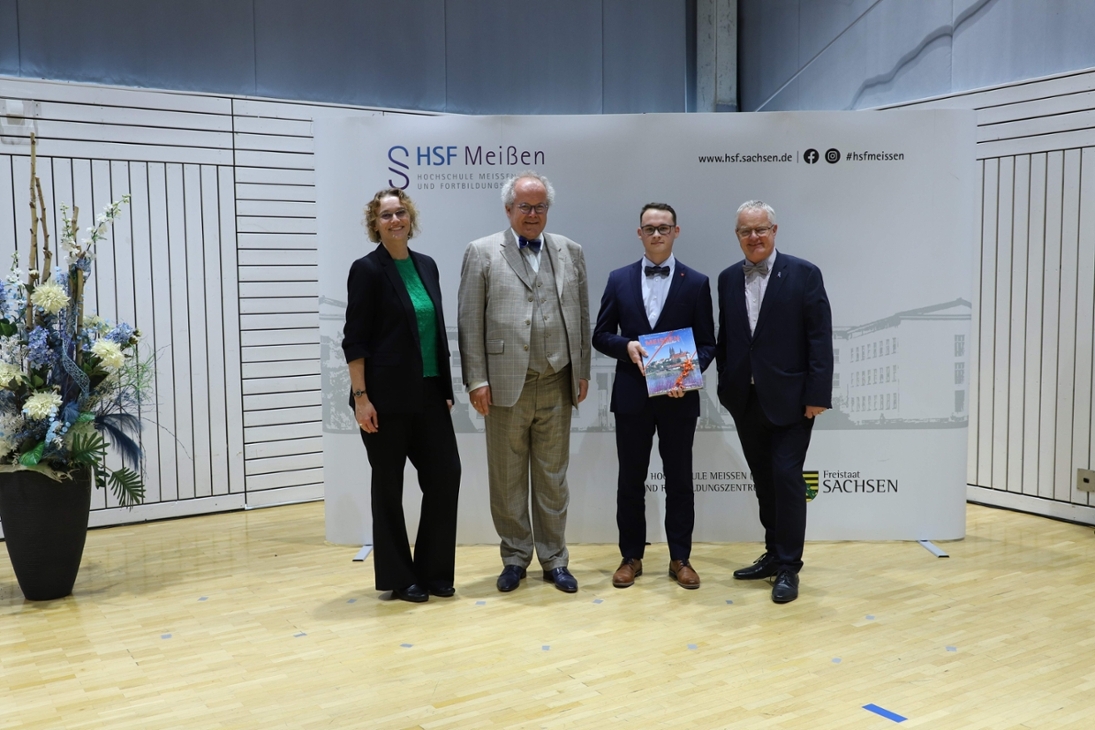 (v.l.n.r.) Prof. Dr. Samia Härtling, Prof. Dr. Ralf Lunau, Jahrgangsbester des grundständigen Studiengangs "Allgemeine Verwaltung" Lucas Hagendorn und Thomas Rechentin