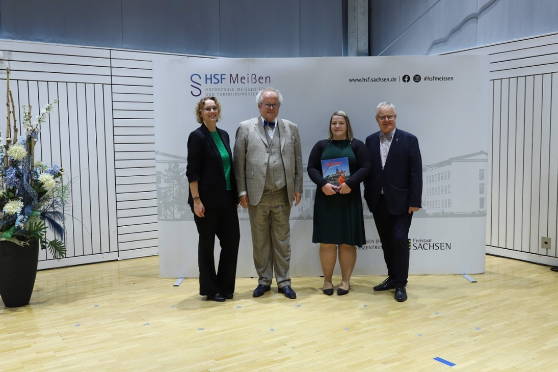 (v.l.n.r.) Prof. Dr. Samia Härtling, Prof. Dr. Ralf Lunau, Jahrgangsbeste des berufsbegleitenden Studiengangs "Allgemeine Verwaltung" Denise Beinbrecht und Thomas Rechentin