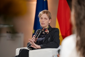 Foto: Die Bundesministerin für Bildung, Familie, Senioren, Frauen und Jugend, Karin Prien, eröffnete das Treffen mit einem Impulsvortrag zum Thema »Wirtschaftliche Eigenständigkeit von Frauen fördern – Gesellschaft und Wirtschaft stärken«.
Im Anschluss diskutierte Bundesministerin Prien gemeinsam mit der Staatsministerin der Justiz, Prof. Constanze Geiert, über dieses Thema. Moderiert wurde die Gesprächsrunde vom Journalisten und Fernsehmoderator Cherno Jobatey.