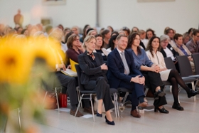 Foto: Die Bundesministerin für Bildung, Familie, Senioren, Frauen und Jugend, Karin Prien, eröffnete das Treffen mit einem Impulsvortrag zum Thema »Wirtschaftliche Eigenständigkeit von Frauen fördern – Gesellschaft und Wirtschaft stärken«.
Im Anschluss diskutierte Bundesministerin Prien gemeinsam mit der Staatsministerin der Justiz, Prof. Constanze Geiert, über dieses Thema. Moderiert wurde die Gesprächsrunde vom Journalisten und Fernsehmoderator Cherno Jobatey.